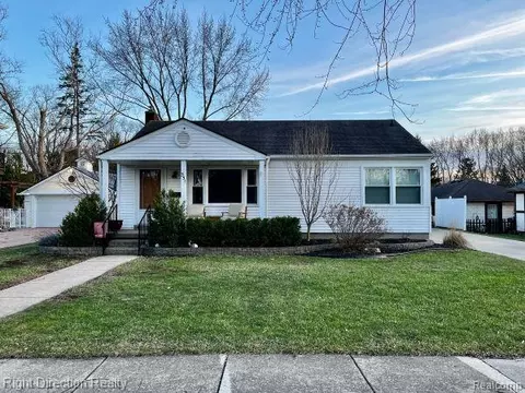 351 Riddle St, Howell, MI 48843