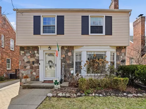 2073 Lochmoor Blvd, Grosse Pointe Woods, MI 48236