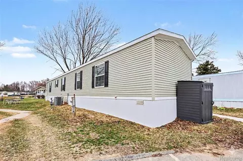 49611 Au Lac Dr E, New Baltimore, MI 48051