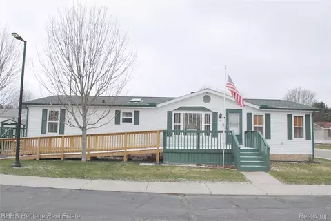 26 Basket Br, Fenton, MI 48430