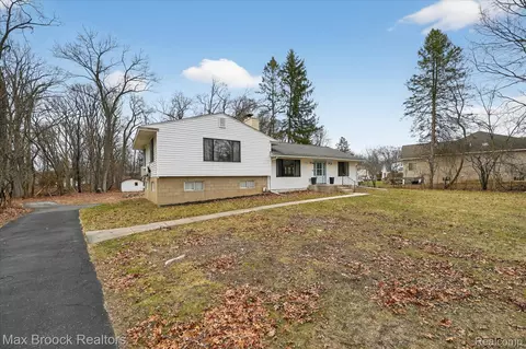 22525 Riverdale Dr, Southfield, MI 48033