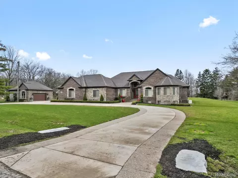 3960 Harvest Creek Ct, Oakland, MI 48306