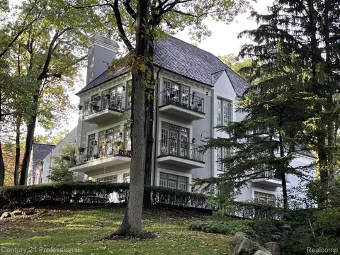 5423 Bristol Parke Dr, Independence, MI 48348