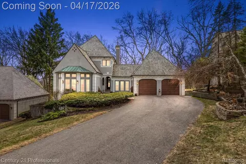 5423 Bristol Parke Dr, Independence, MI 48348