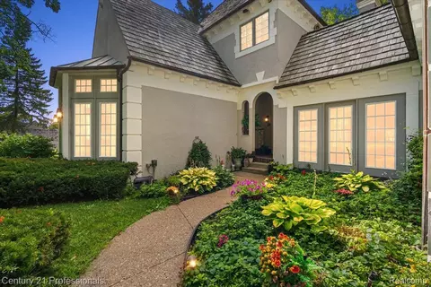 5423 Bristol Parke Dr, Independence, MI 48348