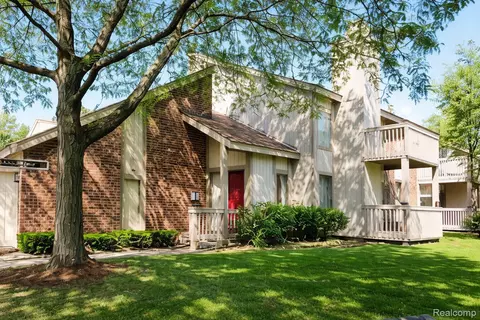 7490 S Brynmawr Ct, West Bloomfield, MI 48322