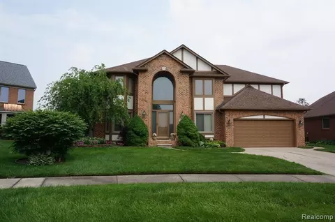 49954 Willowood Dr, Macomb, MI 48044