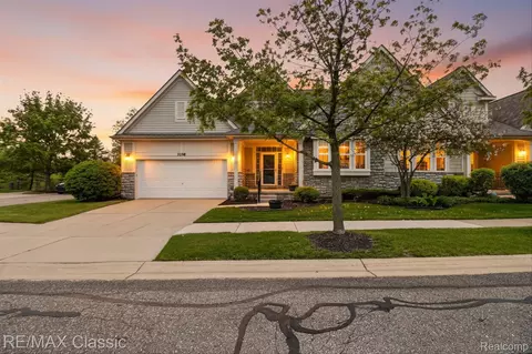 2298 Calibouge #32, Commerce, MI 48382