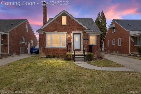 20631 Lochmoor St, Harper Woods, MI 48225
