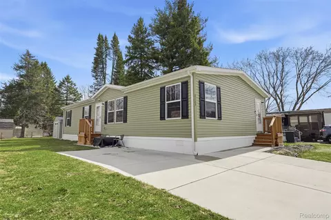 2125 Candy Ln, Brighton, MI 48114