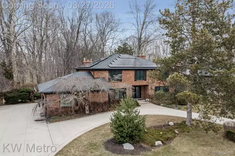 38890 Santa Barbara St, Clinton Township, MI 48036