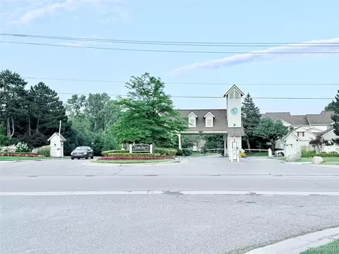 7288 Simsbury Dr #24, West Bloomfield, MI 48322