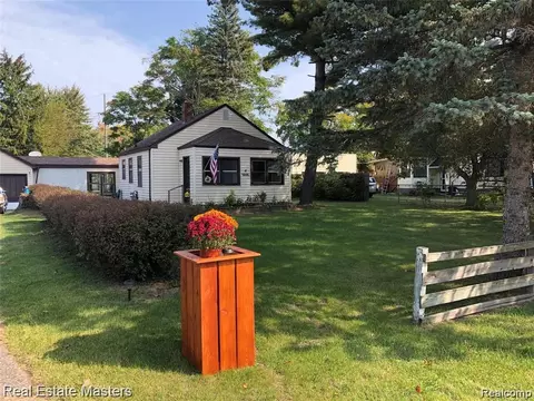 4480 Pine Grove Ave, Fort Gratiot, MI 48059