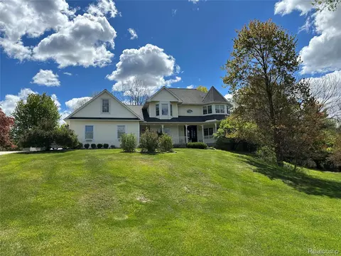 962 Hidden Valley Dr, Orion, MI 48362