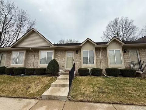 30800 Plum Lane Dr, Madison Heights, MI 48071