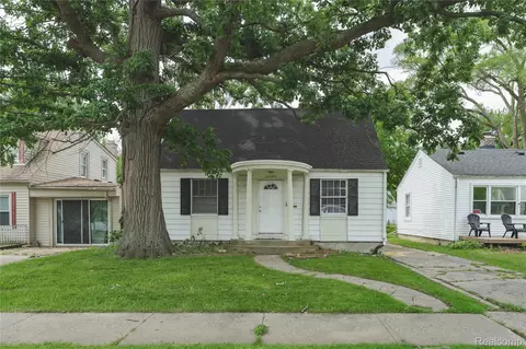 20644 Elkhart St, Harper Woods, MI 48225