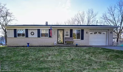 304 John St, Holly, MI 48442