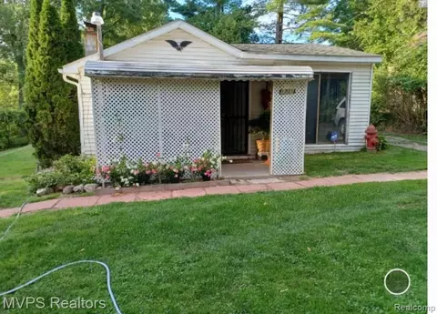 1721 Moffat Rd, Addison, MI 48367