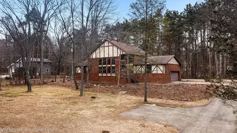 885 Rustic Village Ln, Orion, MI 48362