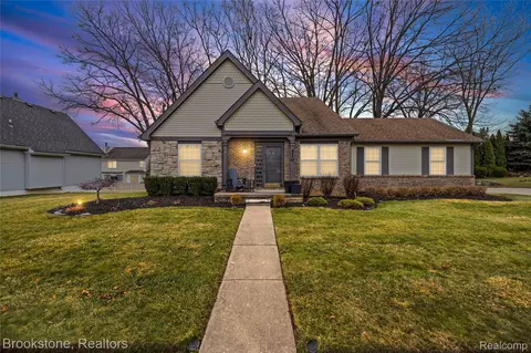 510 Woodland Hills Dr, Walled Lake, MI 48390