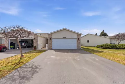 802 Crystal Ln, Marysville, MI 48040