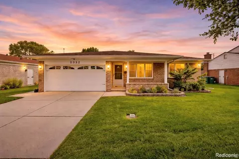 30232 Austin Dr, Warren, MI 48092