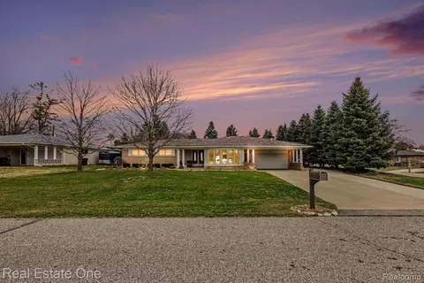 55689 Nocturne Ct, Shelby Township, MI 48316