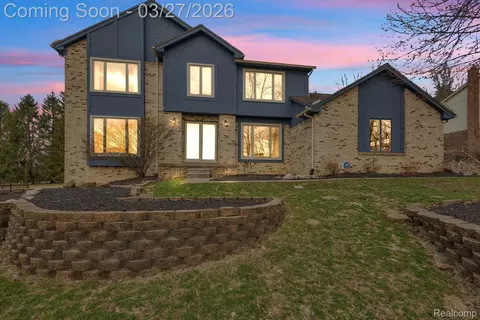 25515 Hunt Club Blvd, Farmington Hills, MI 48335