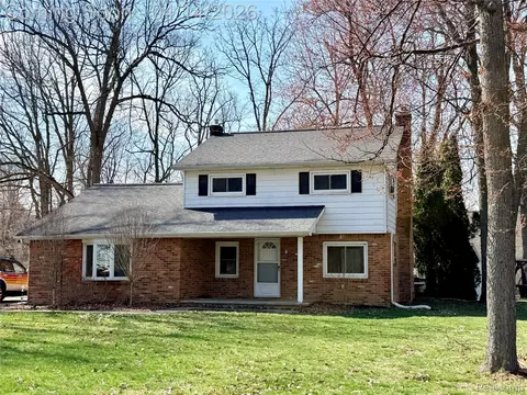 293 Hickory Place Dr, Deerfield, MI 48421