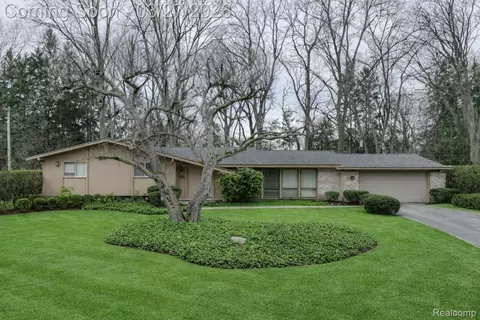6974 Woodside Trl, West Bloomfield, MI 48322