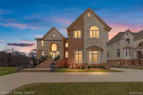 5695 N Branford Dr N, West Bloomfield, MI 48322