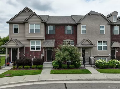 2817 Hartwick Dr, Rochester Hills, MI 48307