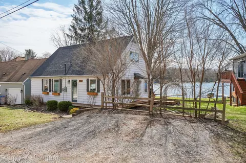 3822 Langley Dr, Pinckney, MI 48169