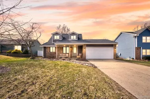 933 Abbey Ln, Milford, MI 48381
