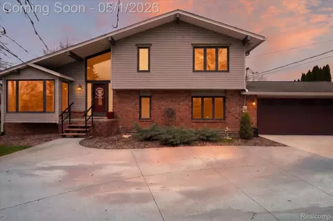7117 Capri Dr, White Lake, MI 48383