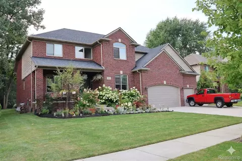 5121 Orchard Crest Dr, Troy, MI 48085