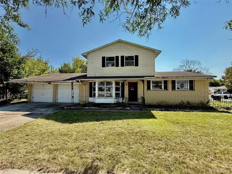 1015 W Carpenter Rd, Flint, MI 48505