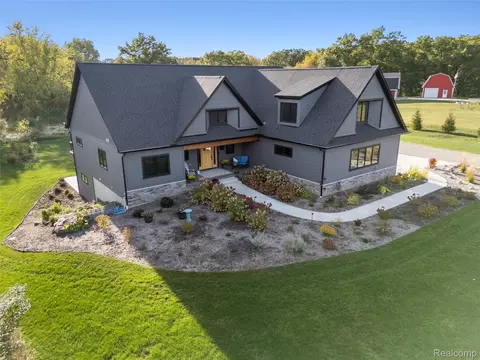 1920 Woodcreek Dr, Brighton, MI 48114