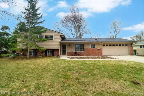 28781 Ravenwood St, Farmington Hills, MI 48334