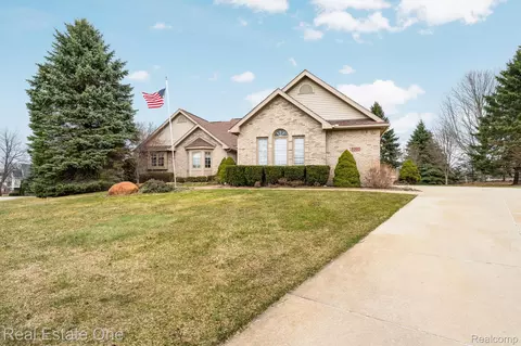 9305 Rotondo Dr, Howell, MI 48855