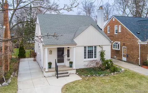 10846 Hart Ave, Huntington Woods, MI 48070