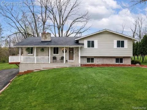 771 Edgewood Dr, Oakland, MI 48306