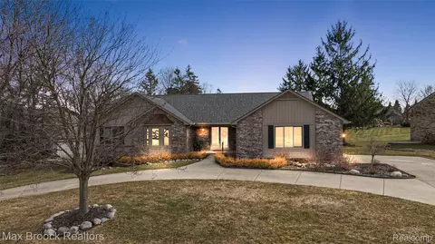 17835 Maple Hill Dr, Northville, MI 48168