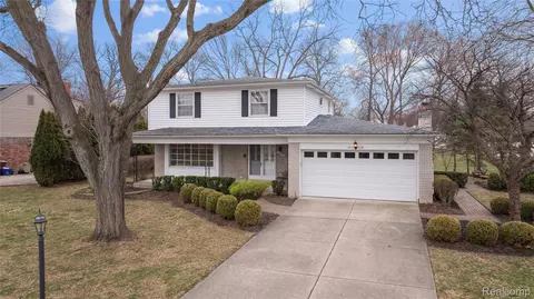 21767 Knudsen Dr, Grosse Ile, MI 48138