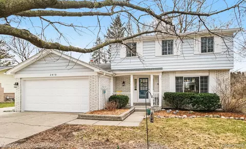 2419 Armstrong Dr, Orion, MI 48360