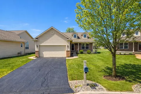 11126 Strathmore Ct, Grand Blanc, MI 48439