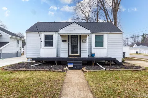 659 Gargantua Ave, Clawson, MI 48017