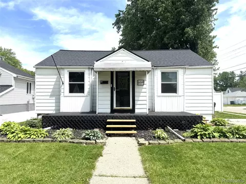 659 Gargantua Ave, Clawson, MI 48017