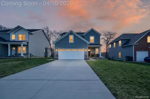 2136 Rolling Hills Dr, Holly, MI 48442