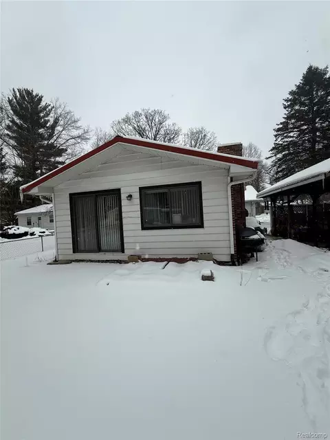 7618 Anway Dr, Emmett, MI 49014